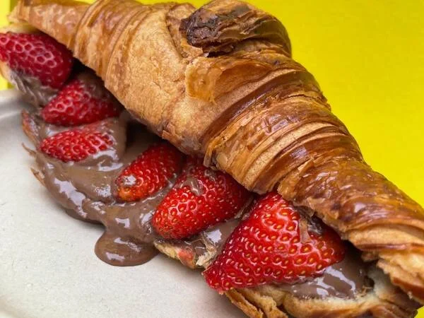 Croissant de Doce de Leite com Morango