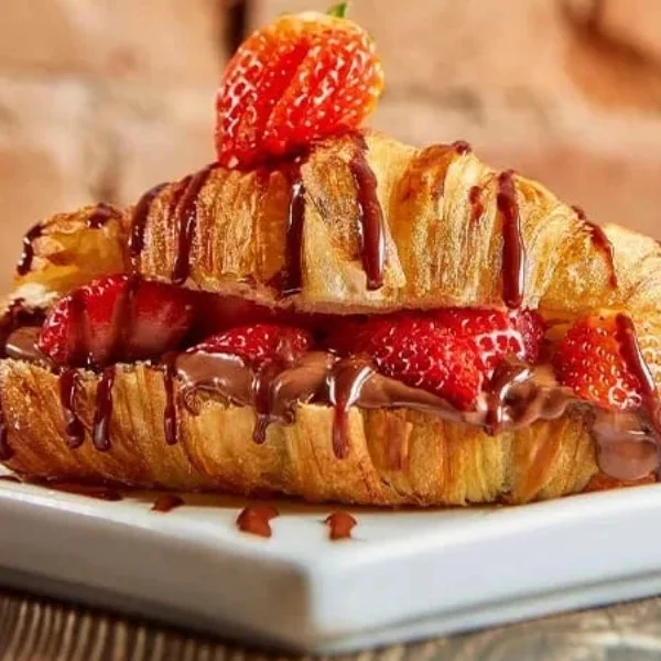 Croissant de Chocolate ao Leite com Morango